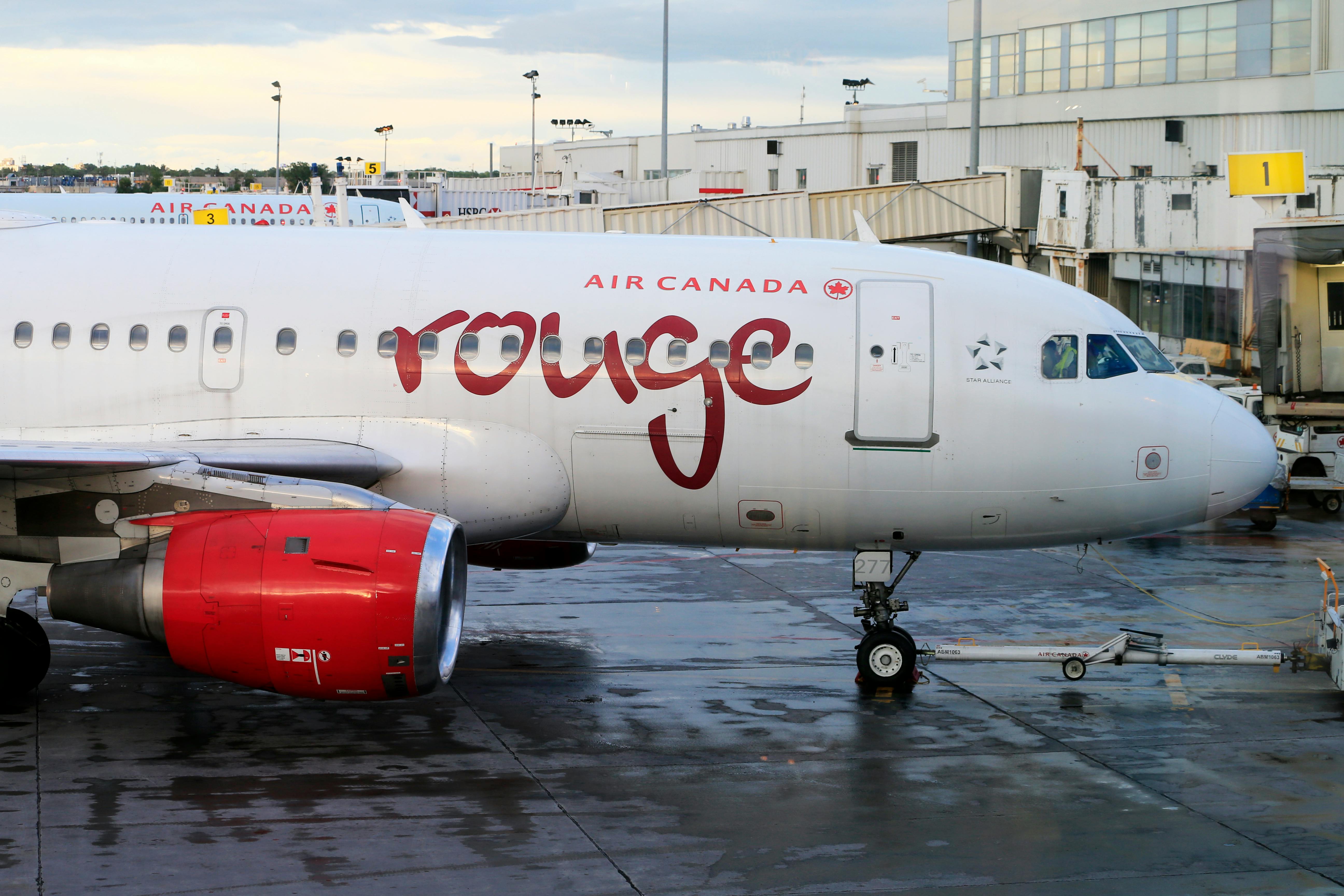 Avion Air Canada Rouge à la passerelle d'embarquement