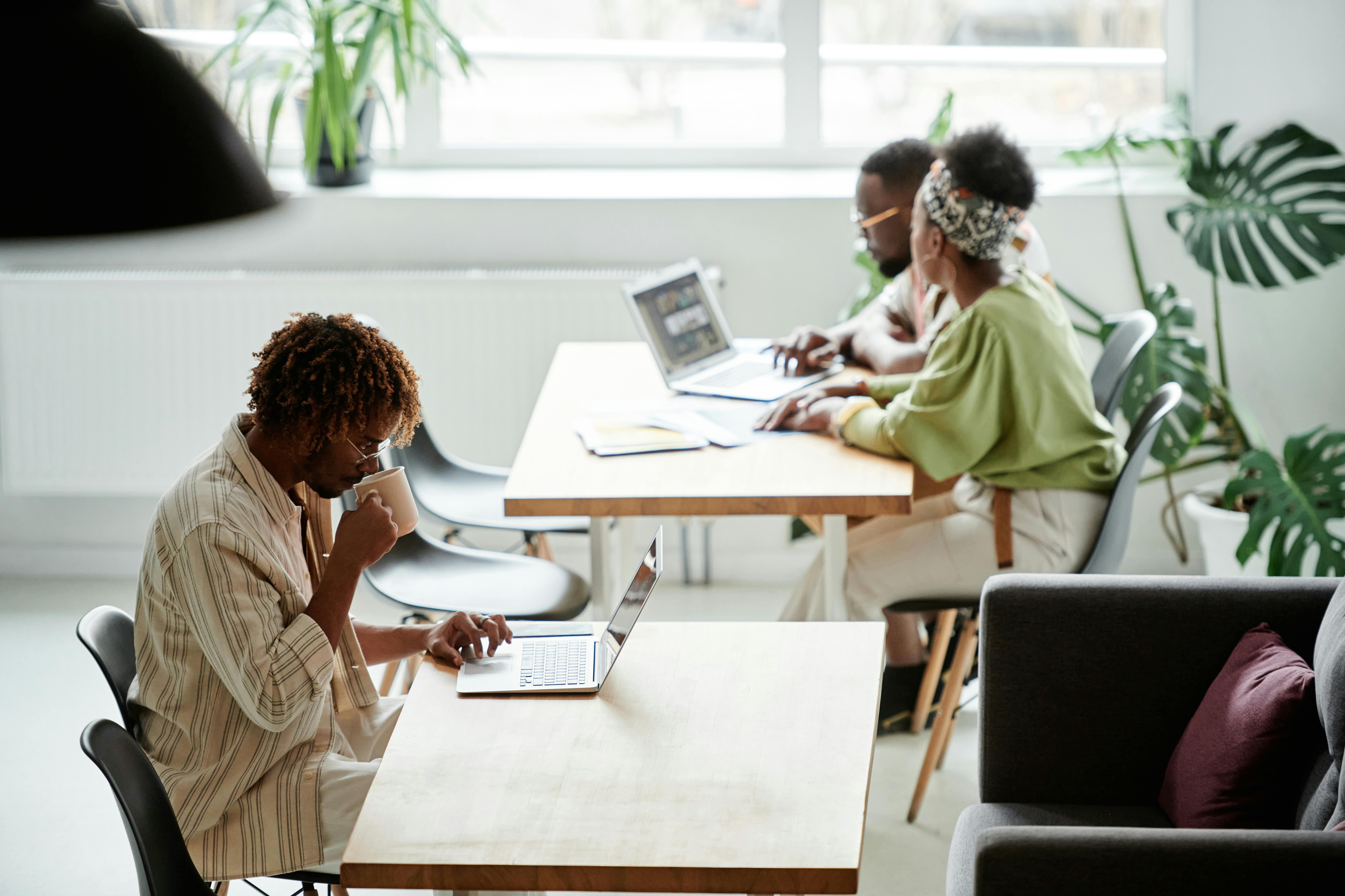Équipe d'une PME au travail dans un espace partagé moderne